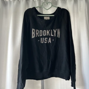 Ralph Lauren tröja  - Säljer denna super fina tunt skickade vintage-tröjan från Ralph Lauren. Storlek L men väldigt liten i storleken❣️