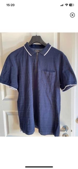 mörkblå halfzip pike dressman stl L - säljer denna otroligt fina piken med halfzip från dressman mörkblå med vita detaljer, Aldrig arnvänd, ny pris 399kr, hör av er vid undringar 