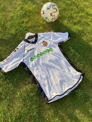 Valencia fotbollströja med nameset  - Detta är en Valencia C.F tröja ifrån säsongen 2010/11. På ryggen är det Roberto Soldado som spelade där mellan 2010-13, han gjorde 59 på 101 matcher!  Storlek: Medium  Skick: 7,5/10 Frågor? Skriv till mig! 