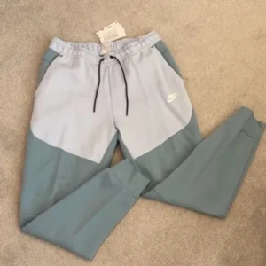 Nike byxor  - Säljer mina nike byxor, skicket är fint men byxorna är använda och Köpta för 1259kr skriv för mer bilder