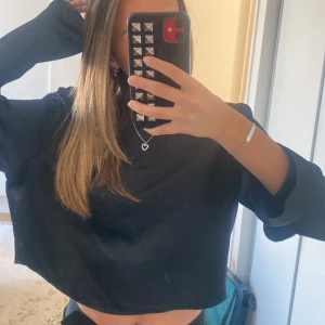 Tröja - Säljer min fina topp som är i ett slags silkes material med en fin öppning i ryggen, väldigt fin till middagar osv. Köpte för 250kr och säljer för 150+frakt🥰 Tryck inte på köp nu!