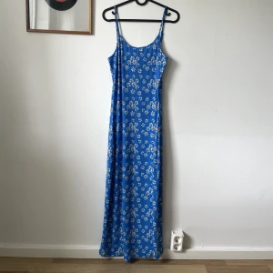Blommig klänning - Blommig klänning, lapp ej kvar men XS-S