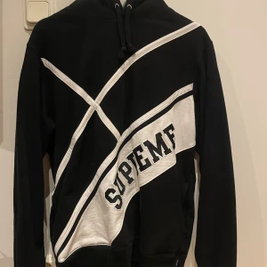 Supreme Hoodie - Hej, säljer nu min Supreme Hoodie (Diagonal Hooded Sweatshirt) mycket fint skick då jag knappt använt tröjan. Kvitto finns även i digitalt format! Tröjan går för runt 3700kr på stockX
