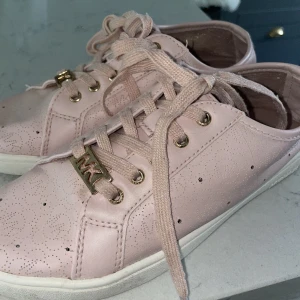 Michael kors sneakers - Flickskor i storlek 33. Äkta mk skor