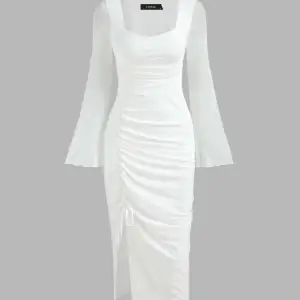 En vit klänning i storlek S, från Cider. Klänningen är oanvänd och passar bra som studentklänning. Pris kan diskuteras.