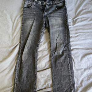 Tvärsnygga jeans som jag växt ur. Nypris är cirka 1300kr. Tyvärr har byxorna 2 hål men de går att laga för några 100kr om man går till en skräddare därav priset 🥰