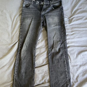 Levis 551Z - 32/34 - Tvärsnygga jeans som jag växt ur. Nypris är cirka 1300kr. Tyvärr har byxorna 2 hål men de går att laga för några 100kr om man går till en skräddare därav priset 🥰
