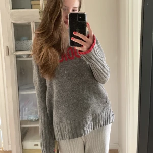 Zadig tröja - Säljer en av mina favvo tröjor! stickad zadig tröja med texten ”zaddicted”, lika snyggt på sommaren till nån kjol som på vintern!