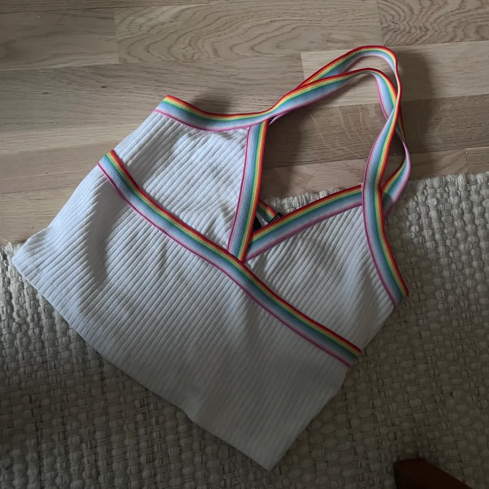 Cute rainbow top from forever21. Skjortor.