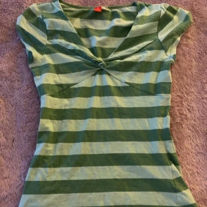 Grön topp - Fin topp som säljs pga att jag inte använder.💕Köparen står för frakt:)