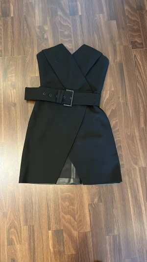 Klänning - Jätte fin klänning från Zara. Bakdelen är skinn nedtill. Knappast använd. 