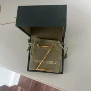 Maria Nilsdotter berlock - Jötte bra skick, köpte för 2 månader sen och andvönd 3 gånger. Tröttnat lite. Det är bokstaven Z som är jötte fin som kan stå för olika saker som tex zadig voltair!