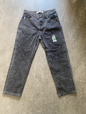 93’Denim jeans - Ett par väldigt baggy 93’Denims från Polar i storlek 34 köpta på junkyard för typ ett år sen inga skador förutom längst ner där dom blivit lite skrapade typ. Skriv för mer bilder ja berej