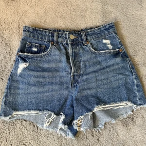 Jeansshorts - Säljer dessa jeansshorts från Hm då de inte kommer till användning längre, köpt förra sommaren och i bra skick, skriv för fler frågor💕