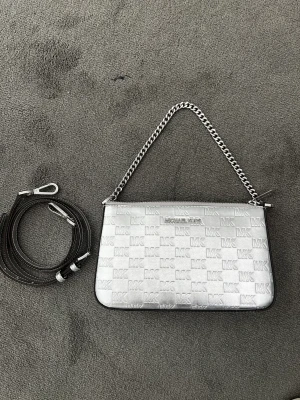 Michael Kors väska - Säljer denna äkta Micheal korsväskan till en bråkdel av original pris. Går att bära som både hand och axelremsväska. Väskan är helt ny och har aldrig varit använd (prislapparna kvar)  Om det dyker upp frågor tveka inte för att kontakta mig.  Mvh Vabbe00