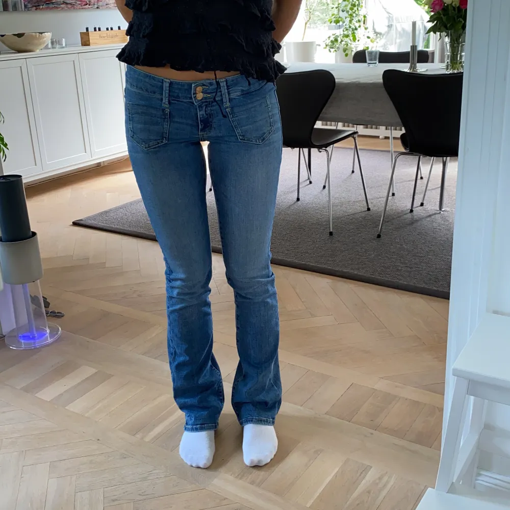 Lågmidjade jeans raka med fina detaljer fram🖤🖤 storlek 28/34 så ganska långa SKRIV först om du använder köp direkt!! . Jeans & Byxor.