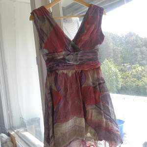 Fin blus med mönder och undertjol, v ringning, kan Ev användas som en kort klänning