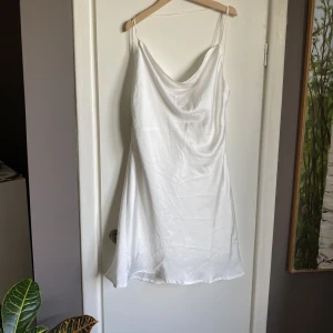 Sidenklänning öppen i ryggen - Tunn sommarklänning med dubbeltyg så den e inte genomskinlig 