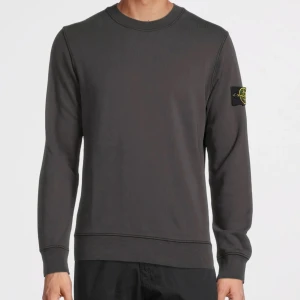 Stone Island Tröja - Säljer min stone island tröja som är köpt på NK, Ny pris: 2899, skick: använd. Men inga hål den är bara övertvättat. skickar mer bilder via intresse