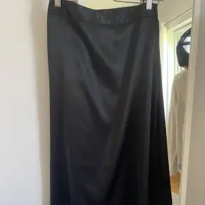svart satinkjol från NA-KD i midi längd, sparsamt använd utan defekter! skicka ett meddelande för fler bilder!💘