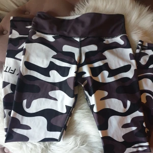 Leggings frpn Gmw fitness - Storlek s med justerbard band i midjan. Normal höga i midjan. Sjukt snygga men måste sälja för att få plats med mer🥺🌸