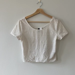 Vitrandig top - En fin top i storlek M från märket H&M. I fint skick. Material: 92% polyester, 4% elastane, 4% polyamide