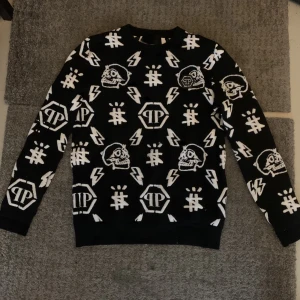 Phillip Plien | långärmad i bra skick - Storlek: L  Riktigt skön och snygg Phillip Plein långärmad som är i fint skick 