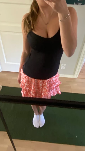 Kjol - En fin somrig vålankjol i korall, väldigt töjbar så passar många!