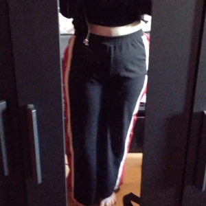 Byxor med rand - Vet inte exakt vilket märke men rätt snygga dock inte något jag använder. Knappar på sidorna. Bra skick och knappt använa