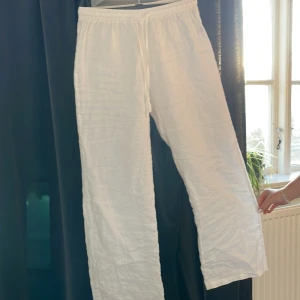 Linnebyxa - Madlady, nypris 700 kr. Använda bara några gånger, inga defekter. Stl S/tall, passar mig bra som är 172 lång. 