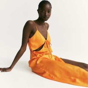 Klänning - Klänning från H&M, endast använd en gång. Superfint färg nu till sommaren 🧡