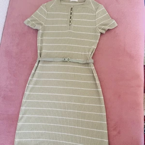 ljusgrön klänning  - En jättefin ljusgrön som är i väldigt bra skick. Den har väldigt skönt material och är bra för sommaren. Priset kan alltid diskuteras så skriv gärna om du har frågor 😊🥰