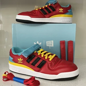 ERIC CARTMAN x ADIDAS FORUM - Ett par adidas x southpark : adidas forums. DEAD STOCK, oöppnade och oanvända. 42. Ungefär 1300kr på stockx.  Är ni intresserade eller vill ni ha fler bilder skriv gärna på instagram eller sms:a 0734233312 OBS! priset är inte satt i sten!