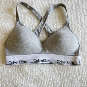 Top från Calvin Klein i väldigt bra skick. Push up. Knappt använd. 