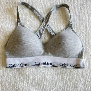 Calvin Klein - Top från Calvin Klein i väldigt bra skick. Push up. Knappt använd. 