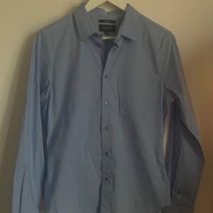 Blå skjorta från Crocker i storlek XS, gott skick ✨💕