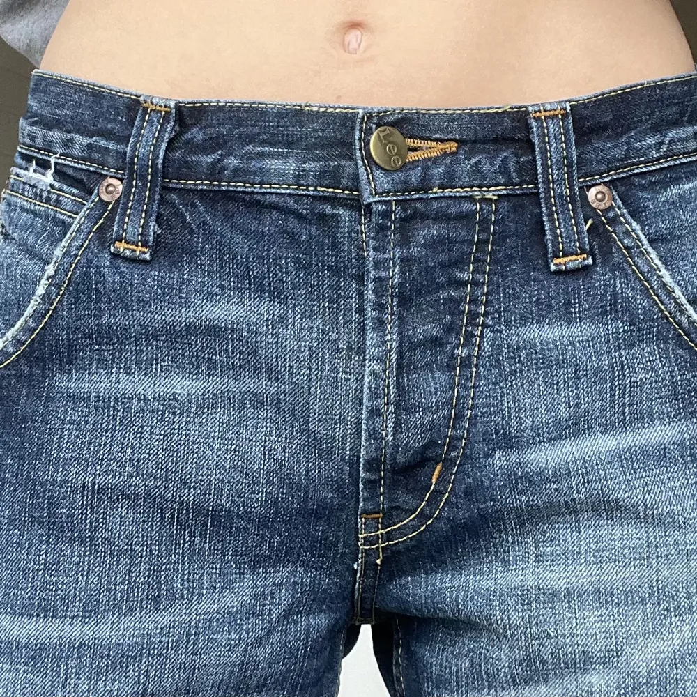 Lågmidjade lee jeans som är i bra skick och inte så mycket använda. W29 och L34. Storlek 29/34. Använd gärna köp nu💕. Jeans & Byxor.