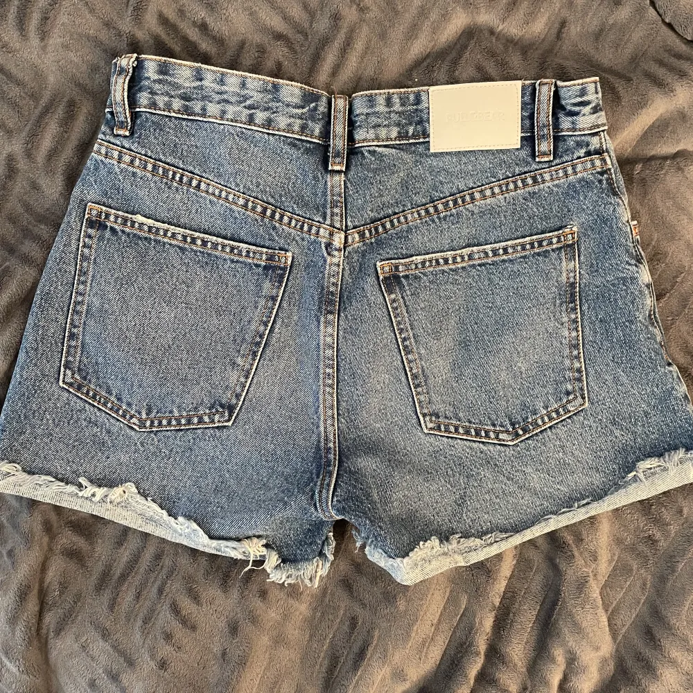 Jeansshorts från Pull & Bear💗 Storlek 38, säljer för att dem är alldeles för stora för mig❤️ Endast använd en gång🥰. Shorts.