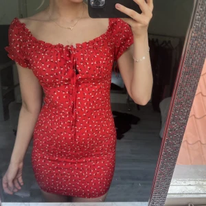 Blommig klänning - Helt oanvänd! Från chiquelle 