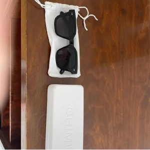 Chimi solglasögon  - Fina 04 chimi solglasögon, knappt använda och det ingår, box, liten påse för glasögonen. Säljer för 1100