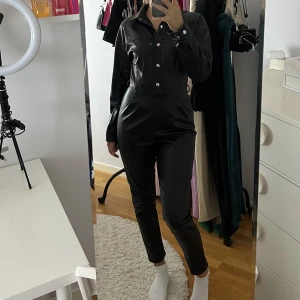 Skinn dress - jumpsuit - En fin jumpsuit som endast använts 1 gång🖤
