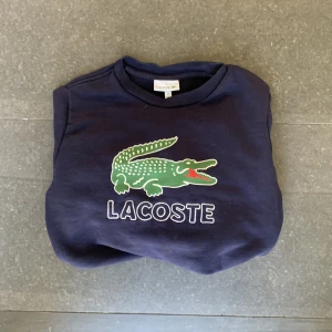 Lacoste sweatshirt  - Super bra skick, har knappast använts då jag vuxit ur den. Inga hål eller liknande!