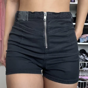 Jeans shorts - Hej säljer dom här högamidjade jeans shortsen från gina då dom är förstora för mig där bak💕inga tecken på användning❤️