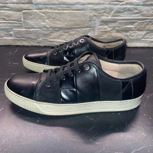 Lanvin skor - Hej! Säljer nu dessa svarta lanvins. Skorna är storlek UK 10 vilket motsvarar ungefär 43-44 europeisk storlek. Möts upp göteborgsområdet eller postas spårbart på köparens bekostnad