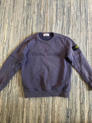 Stone island tröja - Säljer en helt äkta Stone island tröja som är köpt på NK.  Tröjan är använd men fortfarande i bra skick. Den är i barn storlek M / 140-150. Pris kan även diskuteras