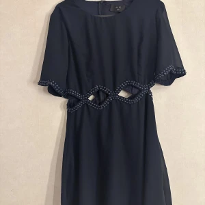 Festklänning - Fin festklänning använd max 4 gånger. Står att det är storlek 12, men jag skulle säga att den passar en S/M beroende på hur tajt man vill ha den. Ungefär knälängd.