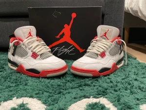 Jordan 4 Fire red 2020  - Jag säljer mina Jordan 4:or som använts i ett halvår Storlek 45,5 Dom har några repor men annars i ganska bra skick Köpta från GOAT och har digitalt kvitto i appen Box med tillbehör finns kvar Fler bilder i pm  Pris går att diskutera 