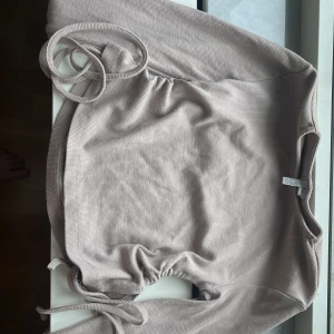 Snygg topp från Nelly🤍🤎 - Jättefin topp med långa ärmar och justerbar midja! Snörningsdetaljer som skapar det där lilla extra 💗⚡️Bra skick, använd fåtal gånger 