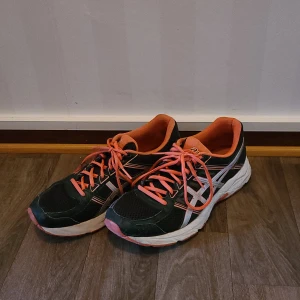 Löparskor - Säljer nu ett par väldigt sköna löparskor från Asics som använts utomhus, säljs pga köpt andra.