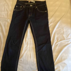 Levi’s jeans - Ett par fräscha snygga och knappt använda levi’s jeans. Skick: 9,5/10. Köpta på kidsbrandstore. Pris kan såklart diskuteras